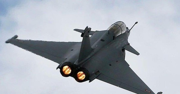 Từ việc sử dụng động cơ yếu, do vậy hiệu suất bay của Rafale dưới mức trung bình, đối với máy bay chiến đấu thế hệ thứ tư; với tốc độ leo cao chỉ khoảng 300 m/s, tốc độ tối đa Mach 1,8 và trần bay ở độ cao thấp (dưới 16 km).