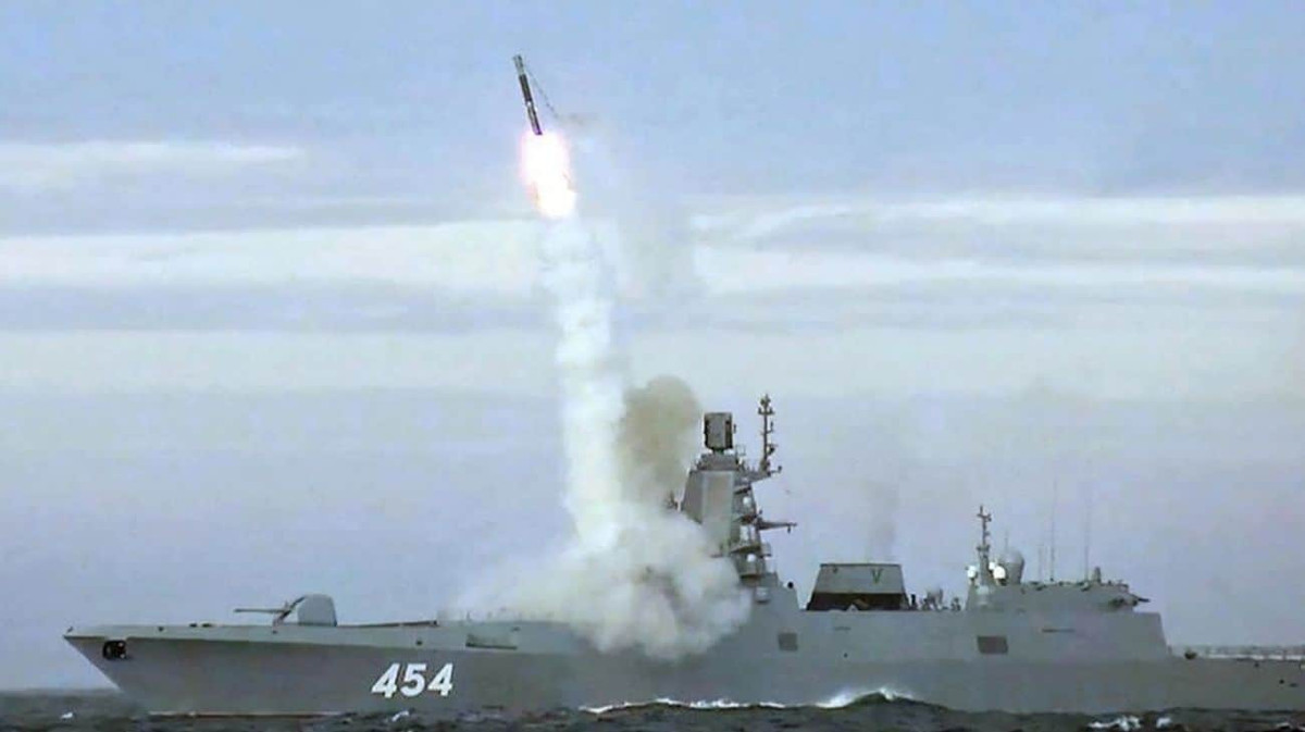 Về động cơ, Zircon sử dụng 2 hệ thống đẩy, động cơ tên lửa rắn để tăng tốc ban đầu và động cơ phản lực tĩnh siêu âm để duy trì tốc độ siêu thanh. Hệ thống đẩy hai tầng này mang lại cho Zircon tầm bắn và tốc độ vượt trội, giúp nó tấn công các mục tiêu ở xa với tốc độ đáng kinh ngạc, khiến hệ thống phòng thủ gần như không có thời gian để phản ứng.