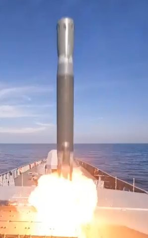 Tiết lộ mới này cung cấp cái nhìn đầu tiên từ thế giới thực, về một tên lửa được giữ bí mật, làm tăng thêm sự tò mò cho một hệ thống vũ khí, được coi là nền tảng trong kho vũ khí siêu thanh của Nga. Hình ảnh cho thấy, tên lửa siêu thanh Zircon được phóng đi từ một bệ phóng trên tàu hải quân.