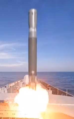 Tiết lộ mới này cung cấp cái nhìn đầu tiên từ thế giới thực, về một tên lửa được giữ bí mật, làm tăng thêm sự tò mò cho một hệ thống vũ khí, được coi là nền tảng trong kho vũ khí siêu thanh của Nga. Hình ảnh cho thấy, tên lửa siêu thanh Zircon được phóng đi từ một bệ phóng trên tàu hải quân.