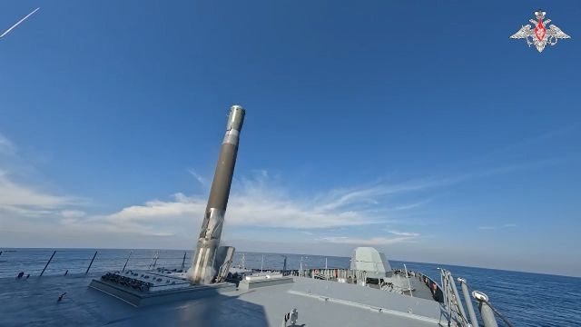 Nhưng có một điều rõ ràng đó là, tên lửa 3M22 Zircon dường như đang chuẩn bị trở thành một thành phần quan trọng trong chiến lược răn đe bất đối xứng của Nga. Khả năng xuyên thủng ngay cả những hệ thống đánh chặn hiện đại nhất của nó có thể thay đổi đáng kể chiến thuật hải quân, hay lục quân, buộc đối thủ phải đầu tư mạnh vào khả năng đánh chặn siêu thanh. (Nguồn ảnh: Bulgarian Military, Topwar, TASS).