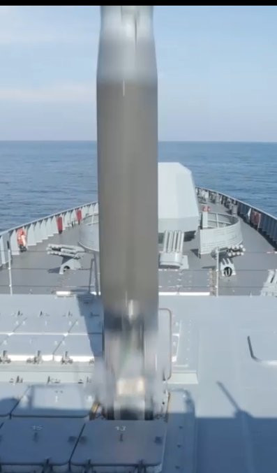 Tuy nhiên, thiết kế này không chỉ là về tốc độ, hình dạng khí động học và phần nhô ra tối thiểu, cho thấy việc giảm tiết diện radar, khiến Zircon trở thành mục tiêu đầy thách thức đối với các hệ thống phòng thủ. Việc không có các cánh lái truyền thống cho thấy tên lửa có thể dựa vào các hệ thống dẫn đường tiên tiến, giúp điều khiển chính xác ngay cả ở tốc độ siêu thanh. Điều này sẽ cải thiện khả năng tránh bị đánh chặn, tăng cường tính sát thương khi tấn công các mục tiêu có giá trị cao.