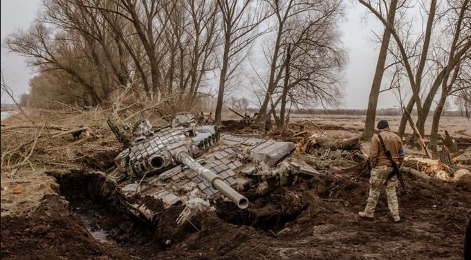 Theo truyền thông phương Tây, thời tiết xấu là nguyên nhân gây ra mọi chuyện; một người tự nhận mình sĩ quan dự bị Ukraine, có nickname trên mạng xã hội X là Tatarigami_UA cho biết, “bùn sẽ khiến nhiều con đường gần Avdievka không thể đi lại, gây khó khăn cho công tác hậu cần cho cả hai bên”.