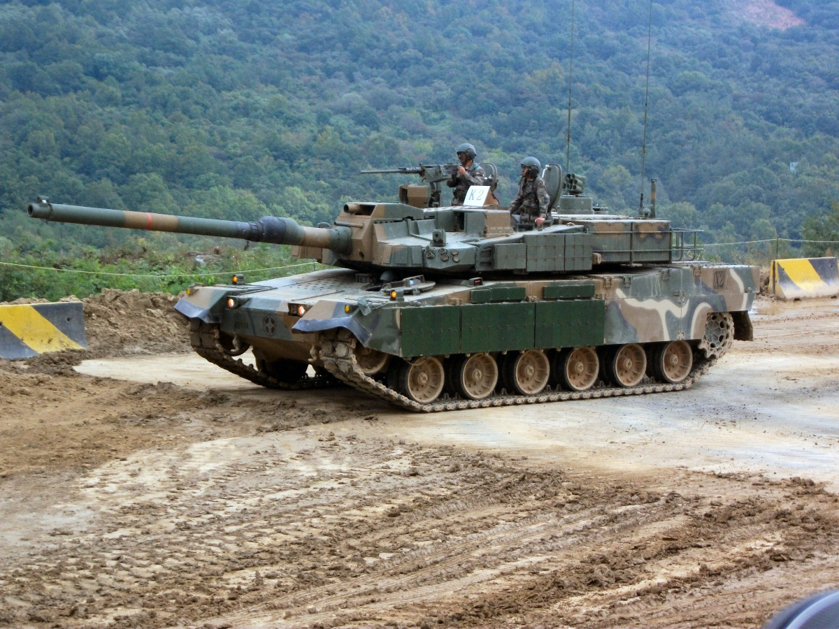 K2 đã cách mạng hóa trong thiết kế, giúp nó khác biệt so với xe tăng thế hệ cũ, bao gồm giáp composite tiên tiến, pháo nòng trơn 120mm kiểu Đức và đặc biệt là các cảm biến và hệ thống điều khiển công nghệ cao; đưa nó trở thành vũ khí đột kích toàn diện cả mặt “công” và “thủ”.