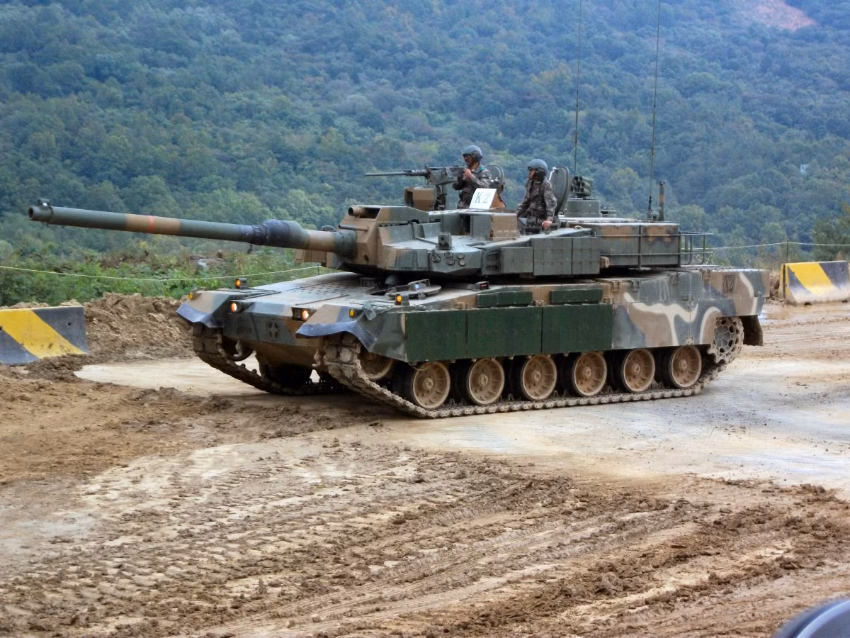 K2 đã cách mạng hóa trong thiết kế, giúp nó khác biệt so với xe tăng thế hệ cũ, bao gồm giáp composite tiên tiến, pháo nòng trơn 120mm kiểu Đức và đặc biệt là các cảm biến và hệ thống điều khiển công nghệ cao; đưa nó trở thành vũ khí đột kích toàn diện cả mặt “công” và “thủ”.