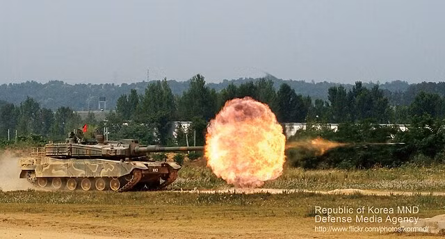 Hệ thống quan sát trên xe tăng K2 được kết hợp giữa kính ngắm ảnh nhiệt công suất lớn và hệ thống theo dõi mục tiêu tự động, giúp kíp xe tấn công mục tiêu ở tầm xa, ngay cả khi đang di chuyển. 