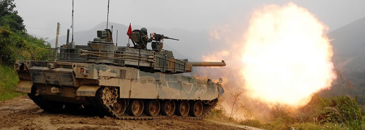 Sự kết hợp giữa hỏa lực tốc độ cao và hệ thống ngắm bắn vượt trội, giúp kíp xe của K2 có thể tấn công mục tiêu với độ chính xác cao, vượt trội hơn xe tăng Nga vốn bị hạn chế bởi hệ thống ngắm bắn kém chính xác và công nghệ điều khiển hỏa lực thế hệ cũ.