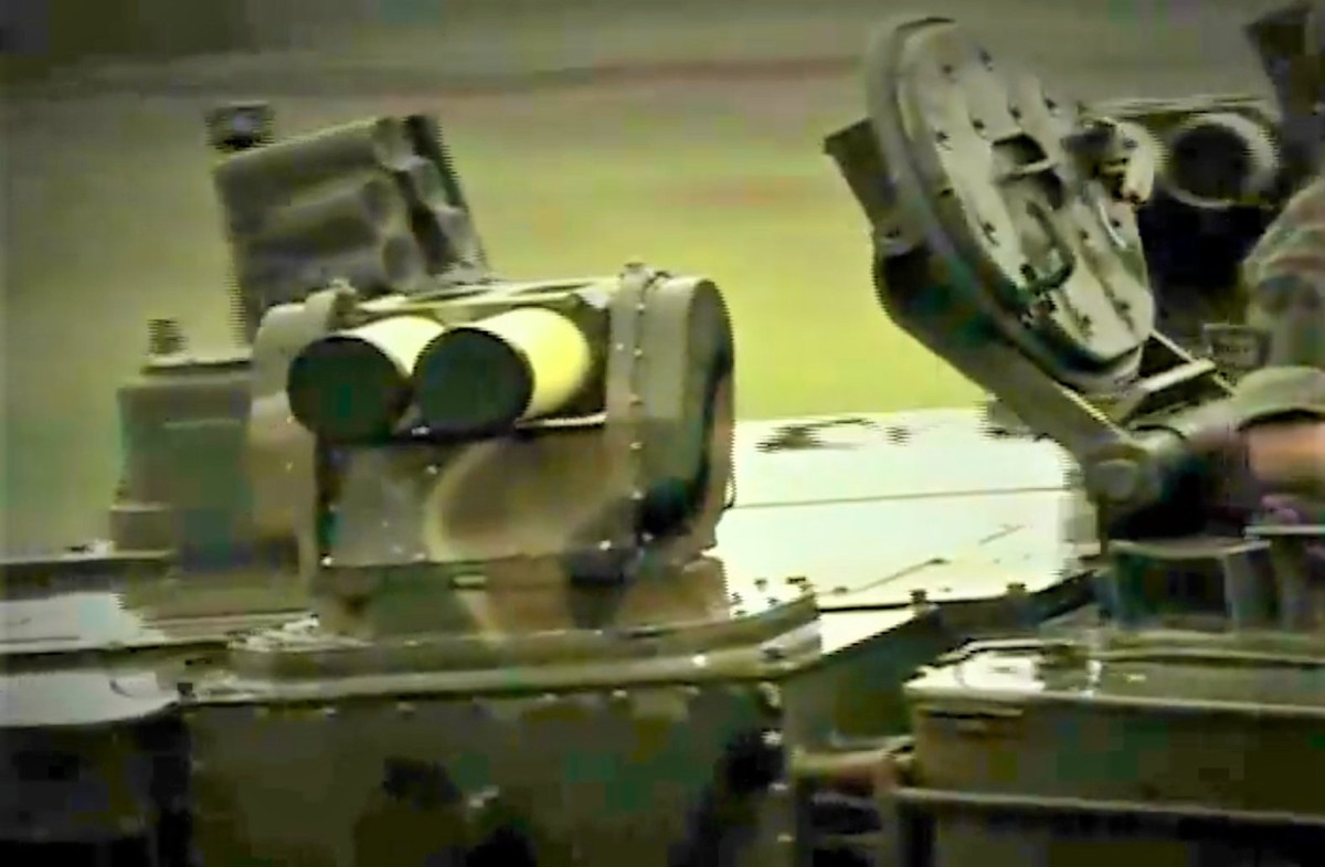 Ngoài lớp giáp composite, K2 còn trang bị hệ thống bảo vệ chủ động (APS) được gọi là “KAPS”. Hệ thống này có gồm những cảm biến, phát hiện các mối đe dọa đang đến tiếp cận gần xe tăng, như tên lửa hay đạn súng phóng lựu chống tăng và vô hiệu hóa chúng bằng hỏa lực đánh chặn tầm gần; giúp tăng đáng kể khả năng sống sót của K2 trên chiến trường. 