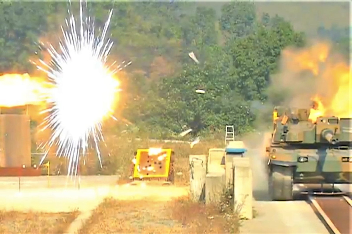 Khả năng này của K2 rất quan trọng, nếu so với các dòng xe tăng như T-72, T-80 và T-90 của Nga, vốn phụ thuộc nhiều hơn vào lớp giáp thụ động và công nghệ APS kém hơn.