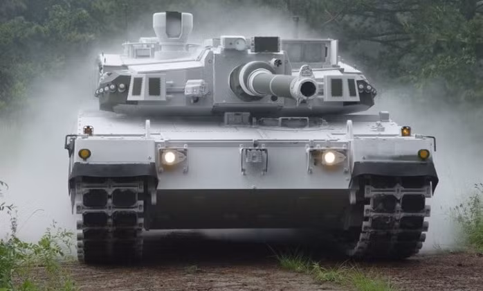 Ngoài ra, các cảm biến tiên tiến của K2, cung cấp nhận thức tình huống theo thời gian thực, giúp kíp xe đưa ra quyết định chính xác, dựa trên hình ảnh chi tiết và liên tục được cập nhật về chiến trường. 