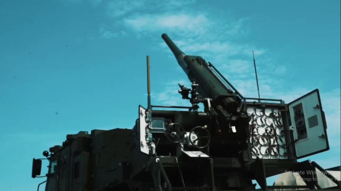 Vệ hệ thống bảo vệ, ngoài cabin được bọc giáp và hệ thống phóng đạn khói, pháo tự hành bánh hơi Floks còn được trang bị hệ thống tương tự như thiết bị gây nhiễu quang điện Shtora trên xe tăng T-90M, có thể ngăn chặn một số tên lửa chống tăng có điều khiển bằng laser hoặc máy đo cự ly bằng laser hay thiết bị chỉ định mục tiêu laser. 