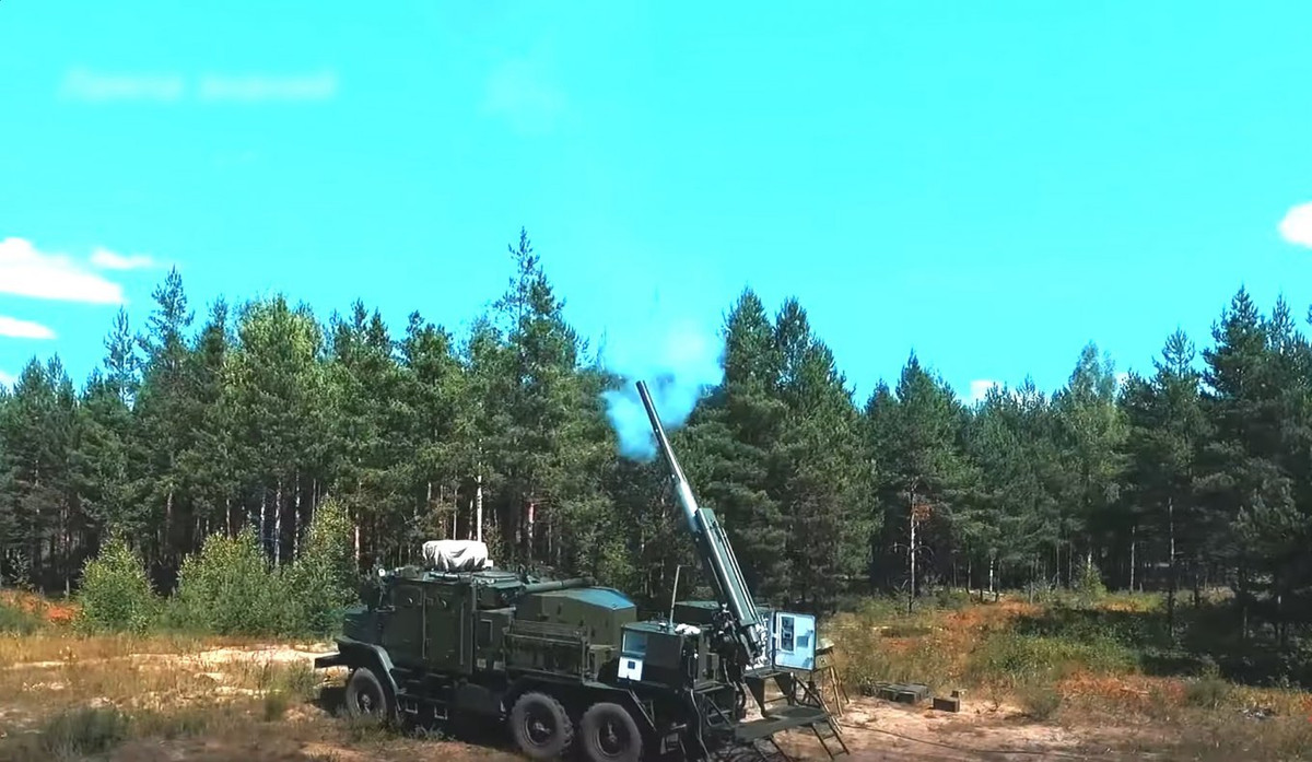 Về hiệu suất động cơ của pháo tự hành Floks, pháo có thể đạt tốc độ tối đa 75 km/h trên đường nhựa với dự trữ nhiên liệu hành trình tới 1.000 km. Đặc biệt pháo Floks có thể cơ động trên các địa hình không có đường chuẩn bị sẵn. 