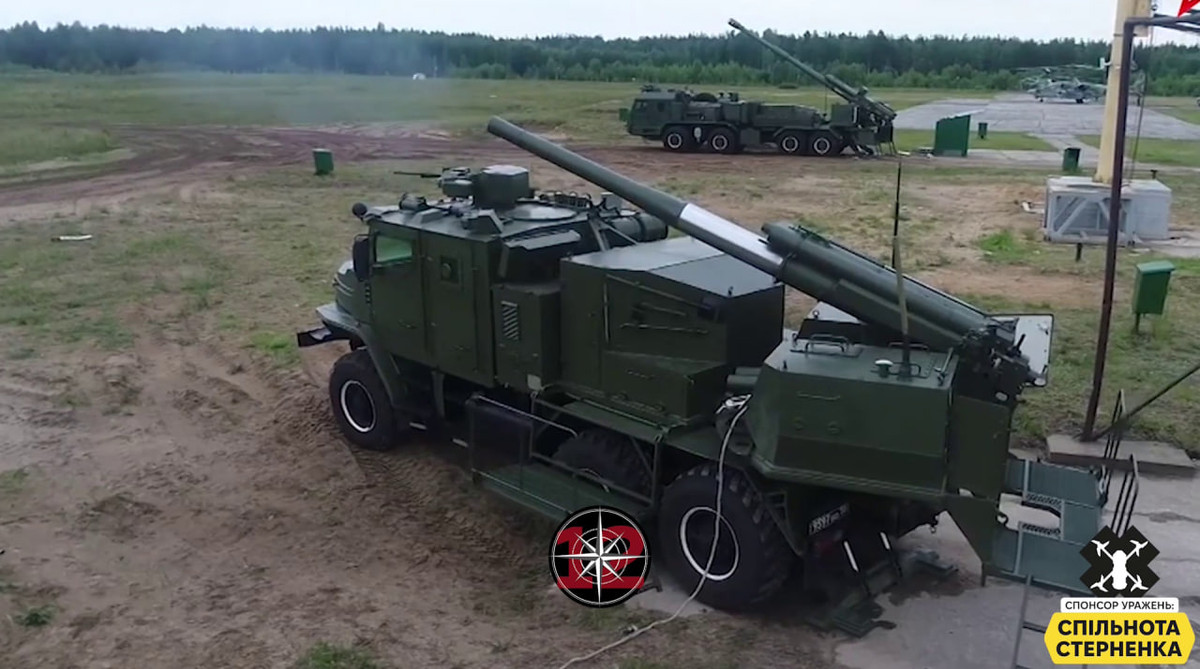 Pháo tự hành Floks được đặt trên khung gầm xe tải 6x6, kíp xe được bố trí trong cabin khi di chuyển và pháo binh 120mm được bố trí ở phía sau. Kíp pháo thủ bao gồm bốn thành viên: khẩu đội trưởng, lái xe và hai pháo thủ.