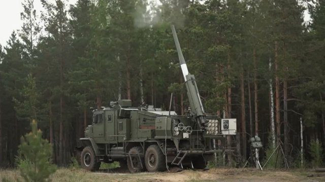 Pháo tự hành Floks thực chất là loại pháo + súng cối kết hợp. Vũ khí trung tâm của khẩu Floks là súng cối/lựu pháo 120mm thế hệ mới. Tính năng độc đáo này khiến nó có khả năng bắn cả đạn cối và đạn pháo, mang lại sự linh hoạt trên chiến trường bằng cách sử dụng nhiều loại đạn.