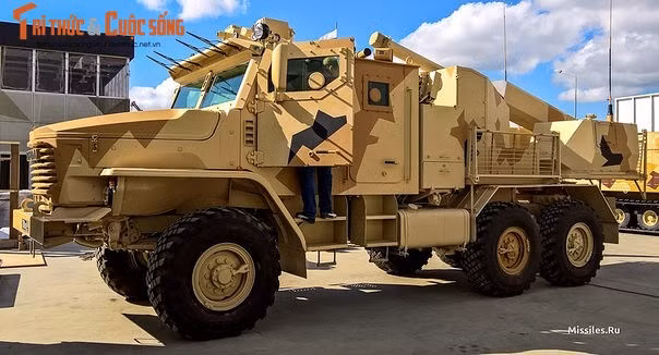 Quân đội Nga hiện nay luôn đặt sự an toàn quân nhân của họ lên hàng đầu và Rostec đáp ứng các tiêu chuẩn này bằng cách đưa các công nghệ tiên tiến để tăng cường khả năng bảo vệ. Một tính năng bổ sung của Floks là cabin được gia cố chắc chắn, tăng khả năng bảo vệ khi di chuyển hoặc chiến đấu.