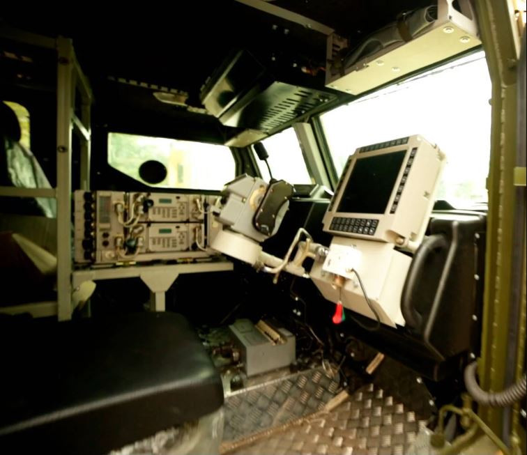 Ngoài ra, pháo Floks còn được thiết kế với bộ cấp nguồn riêng, cung cấp khả năng duy trì chức năng của hệ thống ngay cả khi động cơ chính không hoạt động. Đặc biệt pháo Floks còn trang bị máy tính trung tâm, giúp nâng cao độ chính xác và thời gian bắn trong điều kiện chiến trường ác liệt như ở Ukraine.