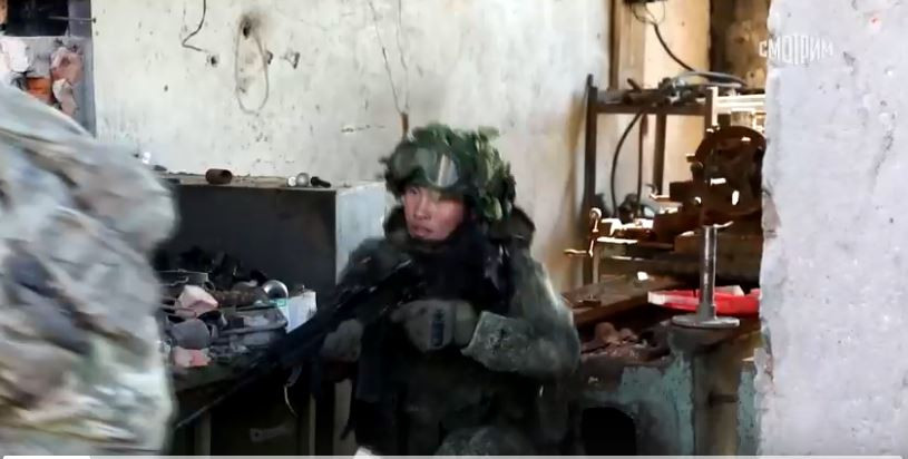 Khi mới tham gia chiến trường Kursk vào tháng 12/2024, quân Triều Tiên tin rằng khả năng bắn chính xác và tấn công nhanh của họ, có thể buộc quân Ukraine phải nhanh chóng đầu hàng. Nhưng trên thực tế, quân Ukraine chiến đấu rất lỳ đòn và sẽ không đầu hàng hay rút lui dễ dàng. Tuy nhiên quân Triều Tiên đã quyết tâm chiến đấu đến cùng.