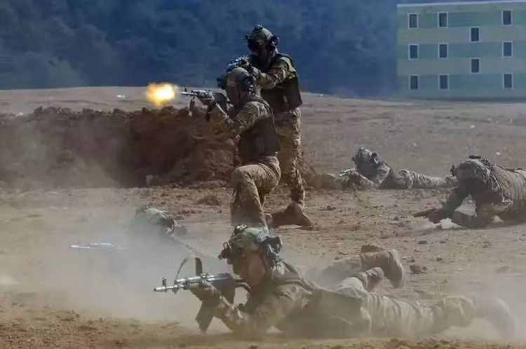 Tuy nhiên, khi quân đội Triều Tiên bước vào chiến đấu ở Kursk, hơn một nửa số lính đánh thuê đã bị liên quân Nga- Triều tiêu diệt. Khả năng chiến đấu đường phố của lực lượng đặc nhiệm Triều Tiên đã khiến phương Tây kinh ngạc, khi họ sử dụng thành thạo vũ khí hiện đại của Nga và lòng dũng cảm của quân đội Triều Tiên.