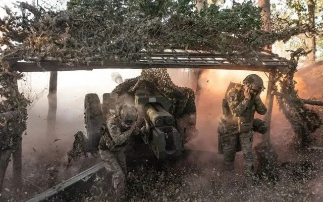 Trong các trận đánh ở Kursk, quân đội Triều Tiên phát hiện lính Ukraine rất giỏi sử dụng mìn để hạn chế phạm vi hoạt động của lực lượng liên quân Nga-Triều Tiên và chia cắt toàn bộ chiến trường. Sau đó sử dụng hỏa lực pháo binh và máy bay không người lái để tấn công.