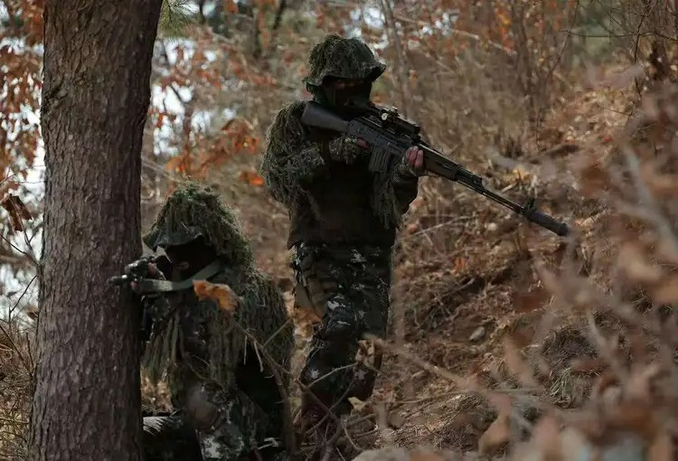 Trong chiến đấu, việc tiếp cận đối phương một cách bí mật và tấn công bất ngờ có thể giúp giành được thế chủ động trong chiến đấu. Tiểu đoàn 1/Lữ đoàn 94 của quân đội Triều Tiên, đã từng cơ động 20 km dưới rừng cây và bất ngờ tấn công vào trận địa của AFU. Sau 31 giờ chiến đấu, họ đã giành chiến thắng.