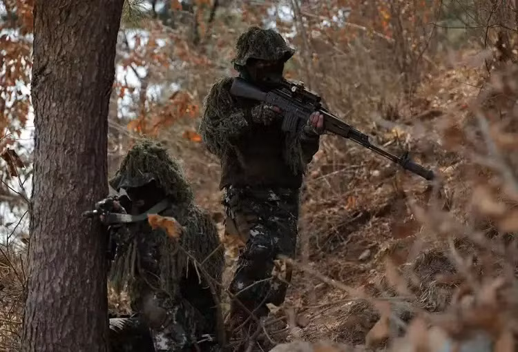 Trong chiến đấu, việc tiếp cận đối phương một cách bí mật và tấn công bất ngờ có thể giúp giành được thế chủ động trong chiến đấu. Tiểu đoàn 1/Lữ đoàn 94 của quân đội Triều Tiên, đã từng cơ động 20 km dưới rừng cây và bất ngờ tấn công vào trận địa của AFU. Sau 31 giờ chiến đấu, họ đã giành chiến thắng.