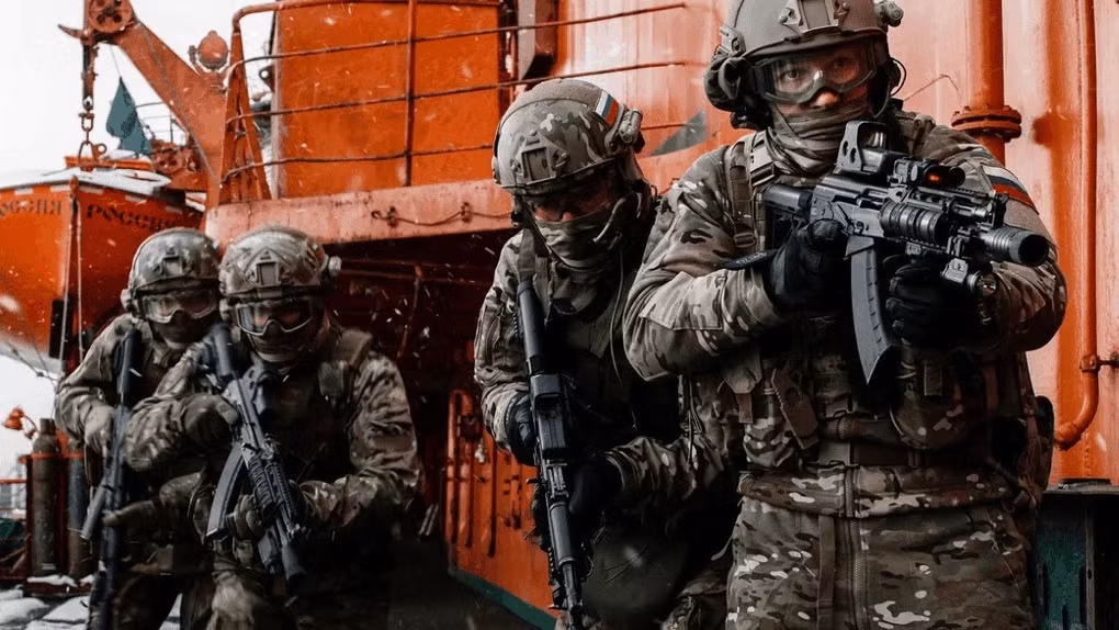 Quân đội Nga tham gia chiến đấu ở Kursk có nhiều đơn vị tinh nhuệ như lính dù, lực lượng đặc nhiệm Akhmat Chechnya, Lữ đoàn Thủy quân lục chiến của Hạm đội Thái Bình Dương, Hạm đội Biển Đen, Hạm đội phương Bắc và Lữ đoàn Tác chiến Đặc biệt GRU của Bộ Tổng tham mưu RFAF.