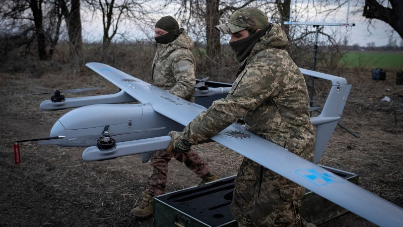 Quân đội Ukraine cũng có rất nhiều UAV trên chiến trường Kursk giống như những chú ong. Có UAV FPV, UAV thả bom, UAV trinh sát bốn trục, nhiều loại UAV chống thiết giáp, UAV rải mìn, v.v. Tuy nhiên, quân Ukraine lại thiếu đạn dược và vũ khí; đặc biệt là giai đoạn sau, khi quân đội Nga khóa chặt các tuyến tiếp tế vào Kursk bằng hỏa lực tầm xa.