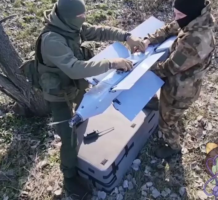 UAV tự sát Lancet-3, đã được lính đánh thuê Wagner sử dụng rộng rãi ở chiến trường Bakhmut, thậm chí còn tổng kết thành một chiến thuật đa chiều, sử dụng nhóm nhỏ, tấn công quân Ukraine bằng UAV Lancet đang cố thủ trong các hầm hào. (Ảnh minh họa: BQP Nga)