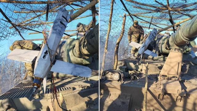 Vào tháng 1/2023, trang Bulgarian Military cho biết, cuối cùng UAV Lancet-3 đã gặp đối thủ của nó; đó chính là một tấm lưới ngụy trang đơn giản. Video và hình ảnh từ tiền tuyến Ukraine cho, chiếc UAV tự sát này đã mắc kẹt trong lưới phía trên khẩu pháo tự hành của Ukraine mà không phát nổ. (Ảnh minh họa: Bulgarian Military)