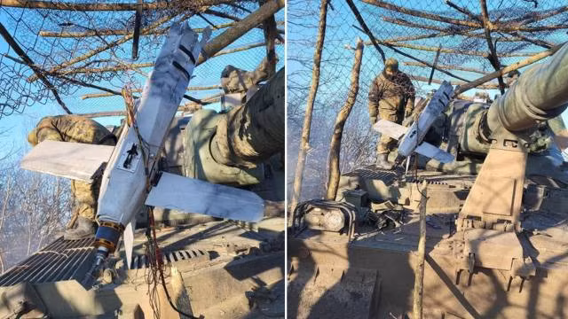 Vào tháng 1/2023, trang Bulgarian Military cho biết, cuối cùng UAV Lancet-3 đã gặp đối thủ của nó; đó chính là một tấm lưới ngụy trang đơn giản. Video và hình ảnh từ tiền tuyến Ukraine cho, chiếc UAV tự sát này đã mắc kẹt trong lưới phía trên khẩu pháo tự hành của Ukraine mà không phát nổ. (Ảnh minh họa: Bulgarian Military)