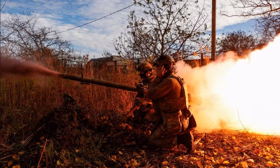 Các chuyên gia OSW cho biết: “Việc quân Nga tiến chậm nhưng đều đặn theo hướng Kupyansky và Donetsk (các khu vực Avdeevsky, Marinka, Soleda-Bakhmut), khiến lực lượng phòng thủ Ukraine cảm thấy mệt mỏi. Ngoài ra, do thiếu quân số trầm trọng, nên việc luân chuyển quân của Ukraine diễn ra ít hơn so với quân đội Nga”.