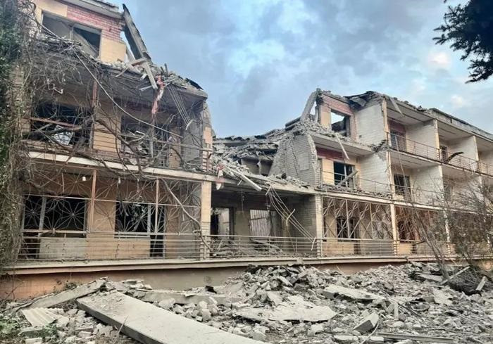 Cùng lúc đó, truyền thông Nga đưa tin, một khách sạn ở Krivoy Rog, vùng Dnipropetrovsk bị tên lửa Nga tấn công. Theo video được người dân địa phương đăng tải lên mạng, khách sạn bị phá hủy nặng nề. Được biết, có nhiều lính đánh thuê nước ngoài trú ở đây. 