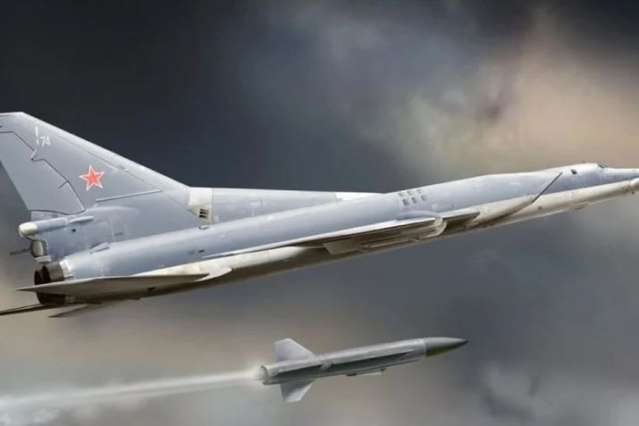 Khi các máy bay Tu-95 và Tu-22 từ một số sân bay như Olenia phóng một loạt tên lửa hành trình và tên lửa siêu thanh Kinzhal về phía Ukraine. Cùng lúc đó, các tàu chiến của Hạm đội Biển Đen của Nga bắt đầu phóng tên lửa hành trình tấn công mặt đất Kalibr vào các mục tiêu trên lãnh thổ Ukraine.