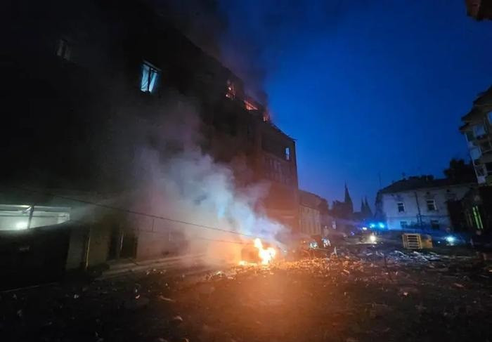 Ngoài ra, tỉnh Lviv ở miền Tây Ukraine cũng bị tấn công, đây là đầu mối giao thông quan trọng để NATO cung cấp vũ khí, trang bị và viện trợ hỗ trợ Ukraine. Nhà ga xe lửa Lviv-Grafny bị tên lửa tấn công trực tiếp, gây thiệt hại nặng. 