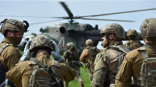 Lữ đoàn 77 được biên chế ít nhất ba tiểu đoàn và được trang bị xe tăng và phương tiện chiến đấu do phương Tây cung cấp. Những người lính của Lữ đoàn 77 mặc đồng phục của Lực lượng Nhảy dù Ukraine, với trang phục là chiếc mũ nồi màu đỏ thẫm trên đầu.