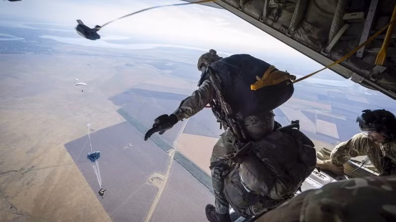 Nhiều binh lính Ukraine đã bị bắt làm tù binh tại Soledar, phần lớn là quân số của Lữ đoàn cơ động đường không số 77 tinh nhuệ của Ukraine. Theo trang web topwar.ru, lực lượng này được thành lập trên cơ sở trung tâm huấn luyện Số 199 của Lực lượng tấn công đường không ở Zhytomyr, phía đông bắc Ukraine.