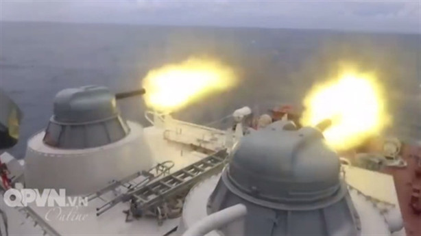 Ngoài ra, các tàu hộ tống của Nga có hệ thống tên lửa dẫn đường bằng radar trong mọi điều kiện thời tiết và những tên lửa phòng không trên tàu này, đều có tầm bắn trên 15 km và những pháo bắn nhanh phòng thủ tên lửa trên tàu đều có tốc độ bắn 200 phát / phút.