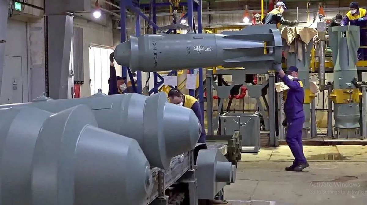 Việc Lực lượng Không quân Nga ngày càng sử dụng bom lượn trên chiến trường Ukraine, là chủ đề khiến các thực thể phương Tây và Ukraine ngày càng lo lắng kể từ năm 2023. Trong thời gian này, ngành quốc phòng Nga đã mở rộng đáng kể khả năng sản xuất và liên tục có những cải tiến với loại bom này.