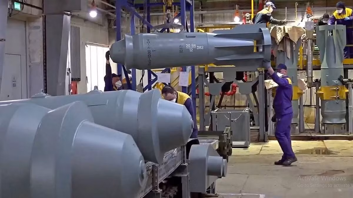 Việc Lực lượng Không quân Nga ngày càng sử dụng bom lượn trên chiến trường Ukraine, là chủ đề khiến các thực thể phương Tây và Ukraine ngày càng lo lắng kể từ năm 2023. Trong thời gian này, ngành quốc phòng Nga đã mở rộng đáng kể khả năng sản xuất và liên tục có những cải tiến với loại bom này.