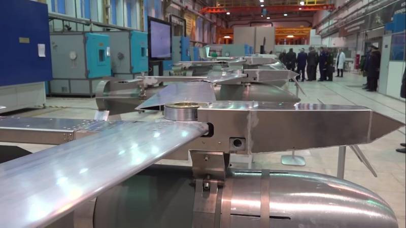 Loại bom lượn có mô-đun điều khiển của Nga, giống như loại bom lượn JDAM của Mỹ khi chúng đều có mức chính xác cao. Việc nạp tọa độ mục tiêu vào bom được phi công vũ khí tiến hành trực tiếp trên máy bay; như vậy cần có sự kết nối chặt chẽ giữa trinh sát mặt đất và phi công trên máy bay theo thời gian thực.