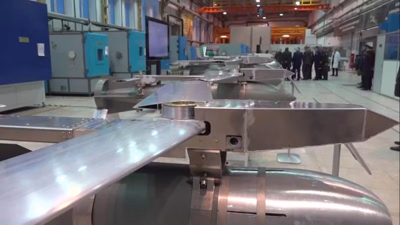 Loại bom lượn có mô-đun điều khiển của Nga, giống như loại bom lượn JDAM của Mỹ khi chúng đều có mức chính xác cao. Việc nạp tọa độ mục tiêu vào bom được phi công vũ khí tiến hành trực tiếp trên máy bay; như vậy cần có sự kết nối chặt chẽ giữa trinh sát mặt đất và phi công trên máy bay theo thời gian thực.