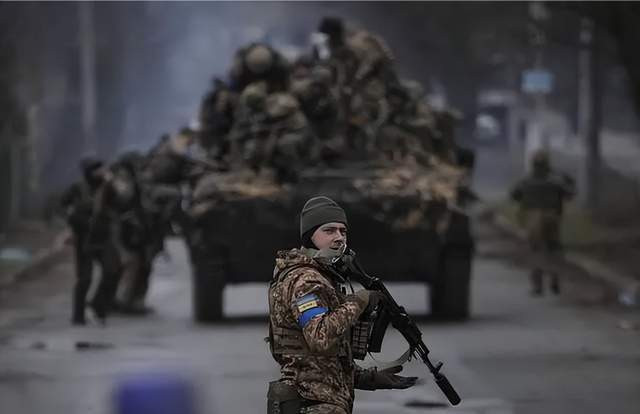 Trước áp lực từ quân đội Nga, Ukraine khẳng định họ đã huy động thêm các binh sĩ và vũ khí hạng nặng tới tăng cường cho lực lượng phòng thủ tại Bakhmut; nhưng chưa rõ các đơn vị tiếp viện có thể tiến vào thị trấn hay không. Trong tình thế như vậy, hàng vạn quân Ukraine có thể không có cơ hội rút lui khỏi Bakhmut.