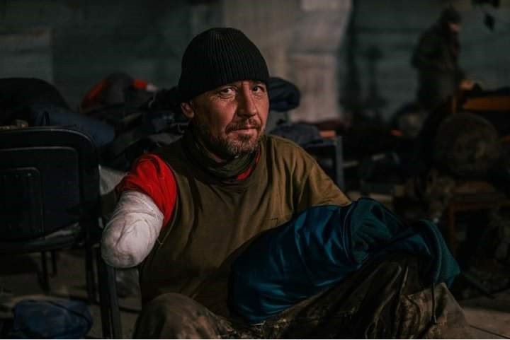 Phía Nga cho biết, để tồn tại, Tiểu đoàn Azov thậm chí còn đề xuất "đổi con tin lấy thức ăn". Vào ngày 10/5, Tiểu đoàn Azov đã cho thế giới thấy tình hình thực tế của pháo đài ngầm, và khuôn mặt của những người bị thương thì phờ phạc.