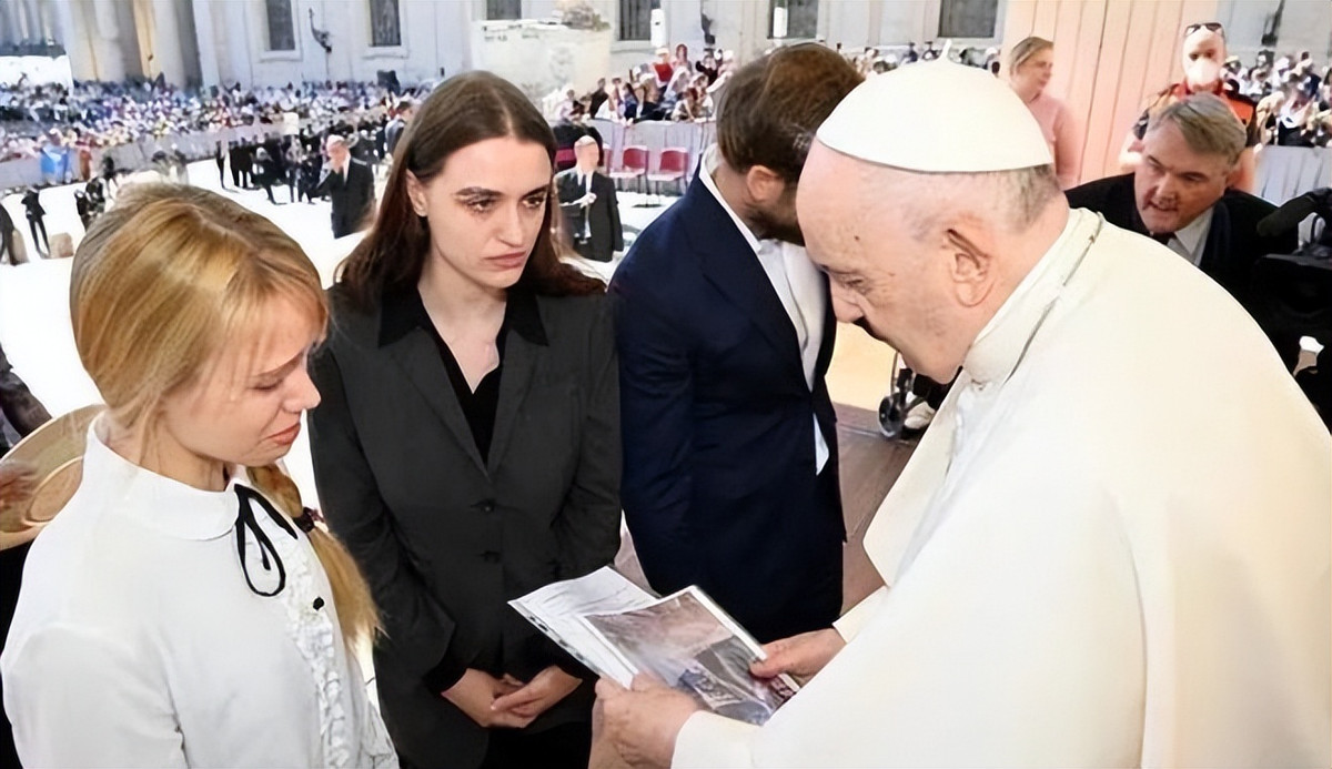 Cô Katerina, vợ của chỉ huy Tiểu đoàn Azov, Proko Bianko, đã kêu gọi Mỹ và châu Âu giúp đỡ Tiểu đoàn Azov hoàn thành "cuộc rút lui kiểu Dunkirk". Cô Katerina nhấn mạnh rằng, binh lính Tiểu đoàn Azov sẽ không đầu hàng Quân đội Nga; và trong lúc tuyệt vọng, Katerina đã phải cầu cứu Giáo hoàng.