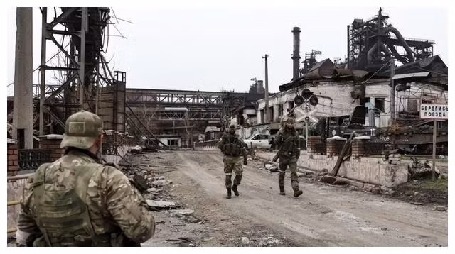 Nhìn chung, trận chiến tàn khốc tại Mariupol không còn bao lâu nữa là đến hồi kết. Với sự trợ giúp của những tù binh Ukraine, Quân đội Nga đã đột nhập vào pháo đài ngầm của Azovstal; sau hơn 10 ngày chiến đấu, Quân đội Nga đã tiêu diệt một số lượng lớn Quân đội Ukraine và binh sĩ của Tiểu đoàn Azov, làm hàng trăm người bị thương.