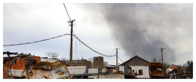 Trong hai ngày qua, tình hình chiến trường Ukraine vẫn giằng co quyết liệt; Phó Thủ tướng Ukraine Veresyuk tiết lộ, vẫn còn hơn 1.000 lính Ukraine ở nhà máy thép Azovstal. Kiev yêu cầu đổi tù binh Nga lấy binh sĩ Ukraine bị thương nặng tại đây, nhưng chưa đạt được thỏa thuận và Ukraine đang tiếp tục đàm phán với Nga.