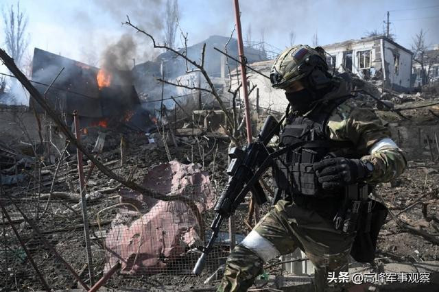 Với việc Quân đội Nga kiểm soát ưu thế trên không và mặt đất, Tiểu đoàn Azov chỉ còn cách rời khỏi Nhà máy thép Azovstal bằng cách lặn xuống vùng nước lộ thiên qua lối ra ngầm.