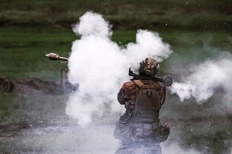 Viện nghiên cứu Chiến tranh Mỹ ước tính, điểm đột phá về phía tây kênh đào Seversky Donets - Donbass của quân Nga là khoảng cách 2 km. Từ đây đi khoảng 1 km nữa, là đến tiểu khu Yuzhny, tiếp giáp với Zemlyanka/Levanevsky, và cũng gần như vậy với Stupochek. Nhưng quan trọng nhất là đường cao tốc H-32 Pokrovsk-Chasov Yar đã bị hỏa lực quân Nga tấn công dữ dội. 