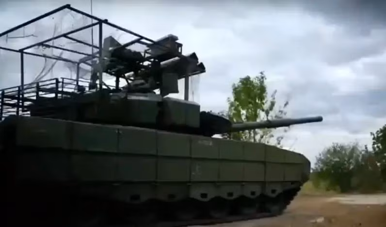 Kênh quân sự “Raccoon Kherson” viết, dưới sự bao phủ của bóng tối, lính dù Kostroma thuộc Sư đoàn dù cận vệ 98, đã sử dụng xe bọc thép, đột phá qua kênh đào Seversky Donets-Donbass và đã thiết lập thành công đầu cầu ở đó, sau đó với sự hỗ trợ của xe tăng T-72B3, họ đã đẩy lùi các đợt phản công của quân Ukraine. 