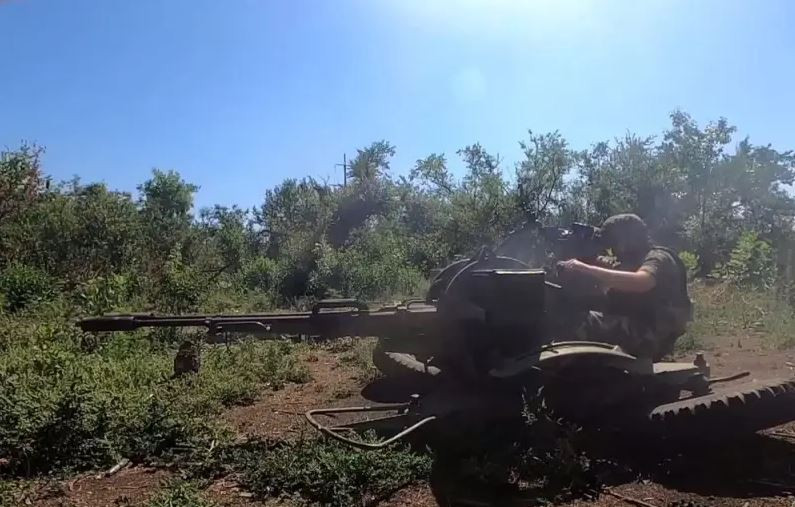 Hiện các chỉ huy Ukraine không hiểu chuyện gì đang xảy ra với tuyến phòng thủ “không thể vượt qua” của họ, bao gồm một con kênh đào và các bãi mìn; phía sau là các công sự, trận địa liên hoàn, có sự yểm trợ hỏa lực của pháo binh, súng cối, sẵn sàng đẩy lui quân Nga vượt kênh. Đảm nhiệm phòng ngự trên hướng chủ yếu ở bờ tây kênh đào phía Chasov Yar, hiện là Lữ đoàn bộ binh cơ giới số 24 của Ukraine. 